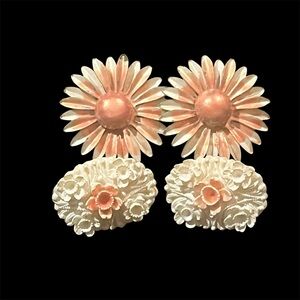 Vintage METAL White And Peach Daisies And BUBBLELITE Celluoid Clip On Earrings